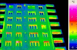 Példák épület-termográfiai mérési körülmények szabályaira - Emissziótényező látószög-függése (forrás: PIM)