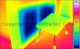 2011/07-08: Typische Gebäudeschäden thermografisch erkennbar - Kapillare Feuchtigkeit in einer Trennwand (Quelle: Infratec)