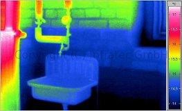 2011/07-08: Typische Gebäudeschäden thermografisch erkennbar - Durchfeuchtete Außenwand (Quelle: Infratec)