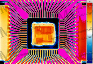 Integrált áramkör mikroszkóp-lencsével [forrás: Infratec]